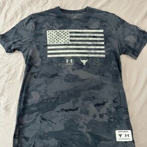 Project Rock Veteran’s Day Men's Gray Camo Flag Tee